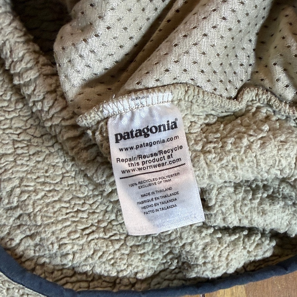 Patagonia Women’s Size M Beige Teddy Jacket with Hood - Picture 7 of 10